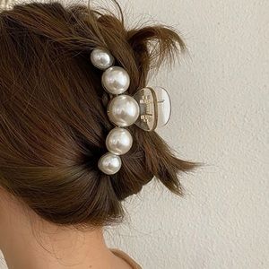 NWT Beautiful Pearl Hair Claw
